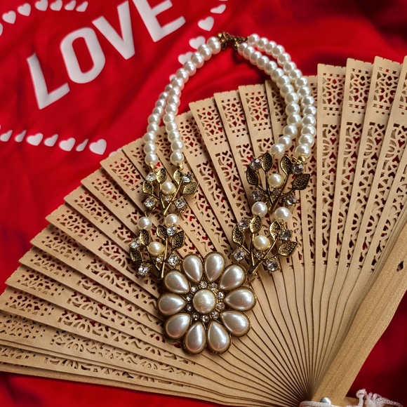 Elegant Pearl and Gold Floral Necklace Kids Necklace - Picture 4 of 9